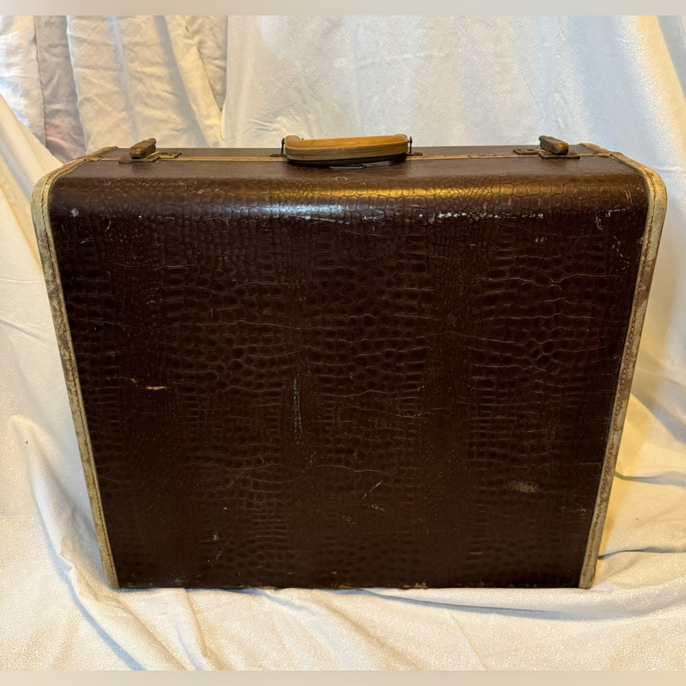 Vintage1950s Samsonite Streamlite Shwayder bros alligator embossed hard suitcase